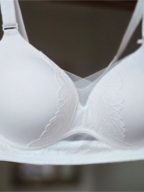 Elegant White Lace T-Shirt Bra with Smooth Contour